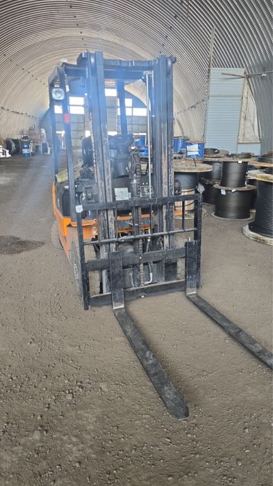 Вилочный погрузчик кара