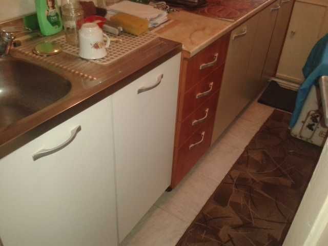 mobila de bucatarie , cu dulapuri suspendate , stare buna