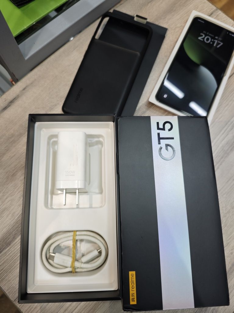 Realme GT5 150W 16/512Gb Snap 8Gen2