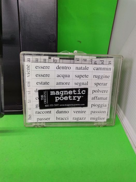 Litere magnetice și tabla gen scrabble. Kit montaj educativ.