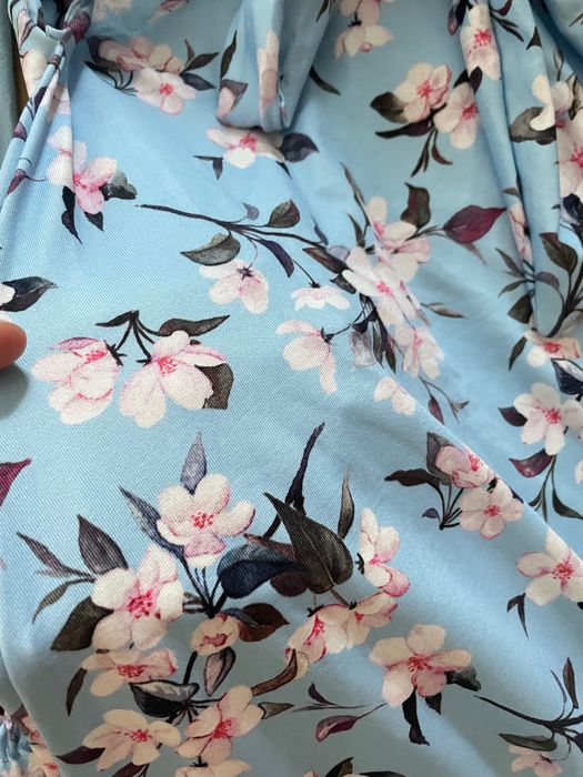 Рокля на цветя с един ръкав