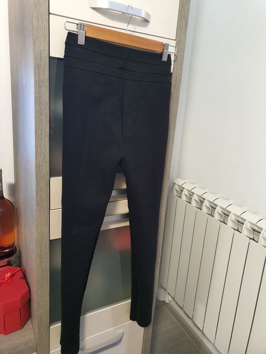 Pantaloni elastici cu accesorii aurii, marca Zara