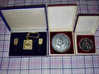 Две игли за ревер, ключодържател и два възпоменателни медала