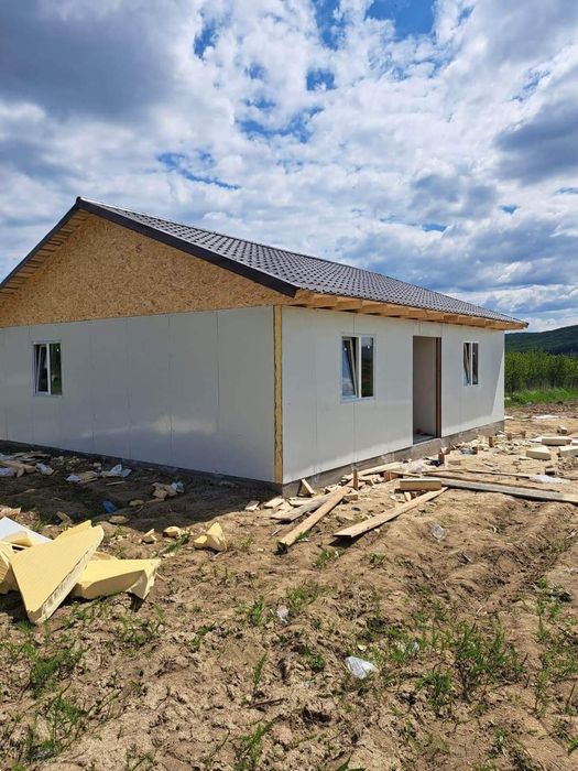Vând casă pe structură metalică învelită cu panouri sandwich