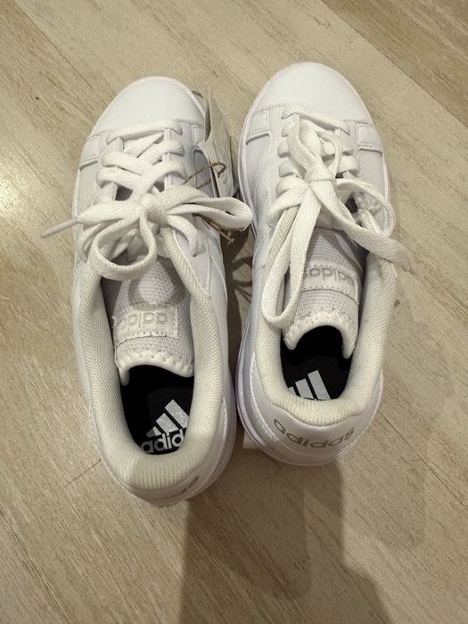Дамски обувки Adidas Чисто нови!