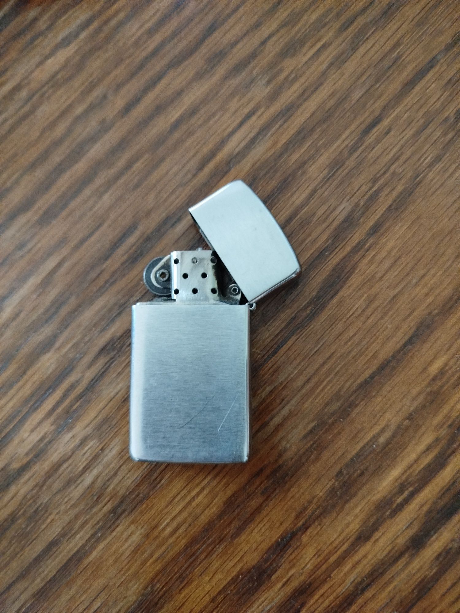 Продавам дамско ZIPPO