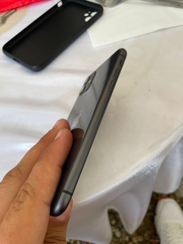 Iphone 11, schimb cu  LANSETE  sau orice altceva , se si vinde 950 lei