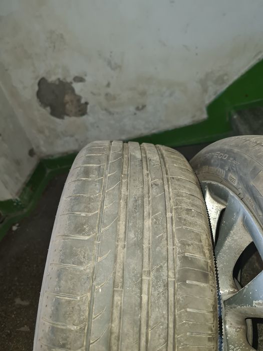 Vând 4 anvelope 225 45 R17 DOT 5223 cu jante originale skoda superb 2