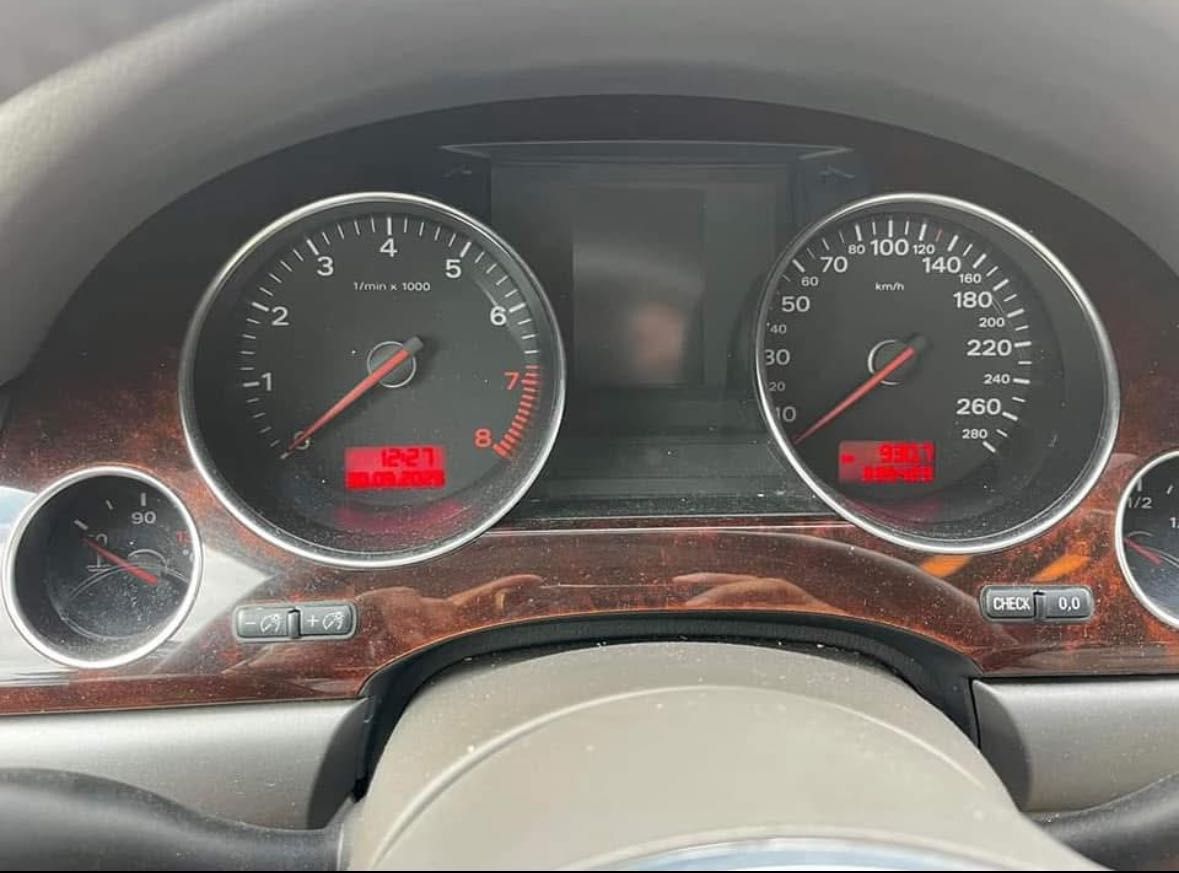 Audi A8, 3.7 бензин, V8