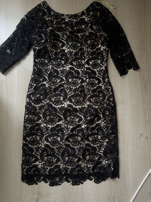 Елегантна черна дантелена рокля