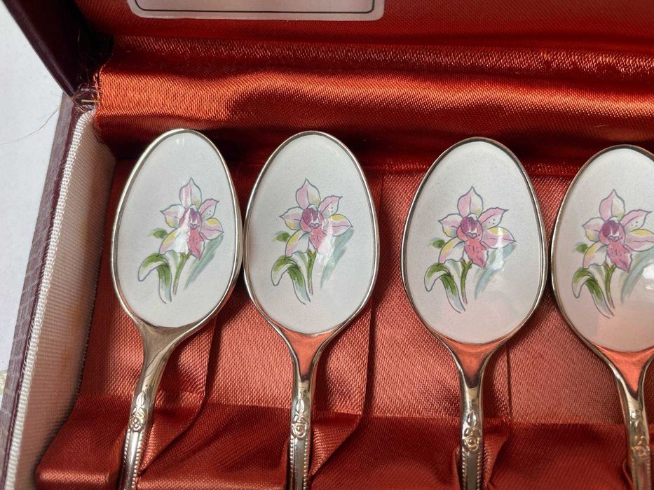 Красиви посребрени лъжички в кутия, закупени от Англия