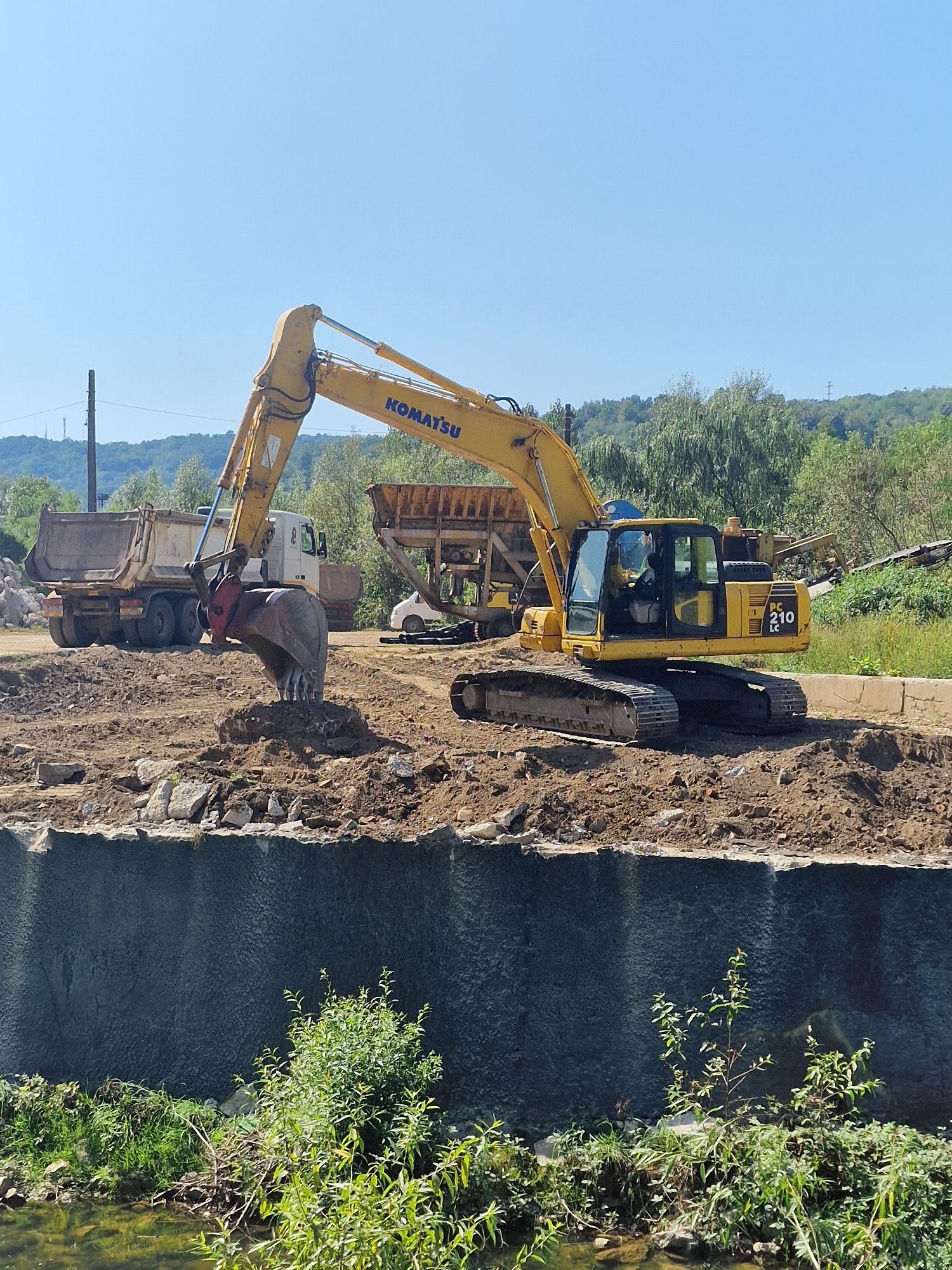 Inchiriere EXCAVATOR, efectuam lucrări  de constructii,demolari