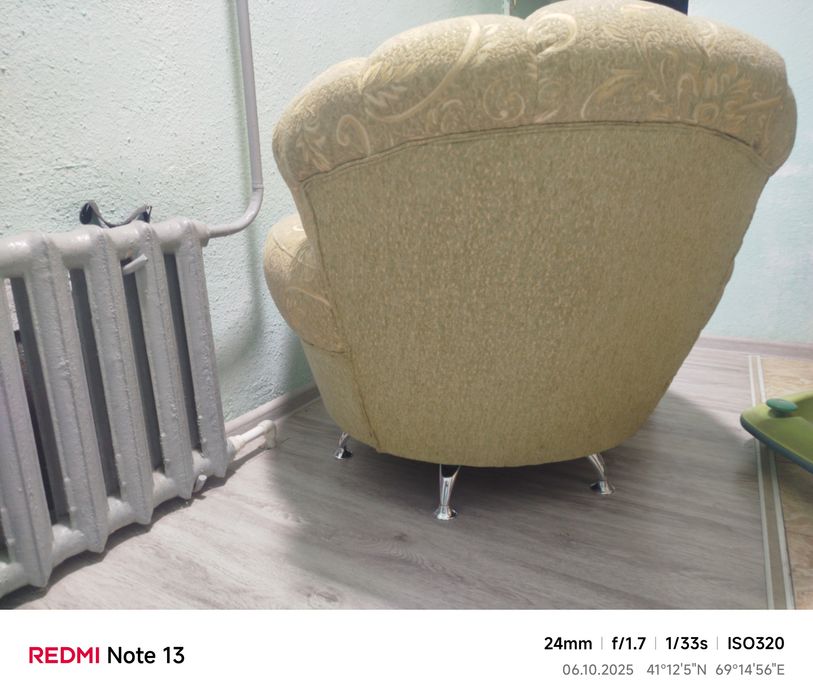 Продам кресло мягкое и 3 табуретки и стол стеклянный .за все 500.