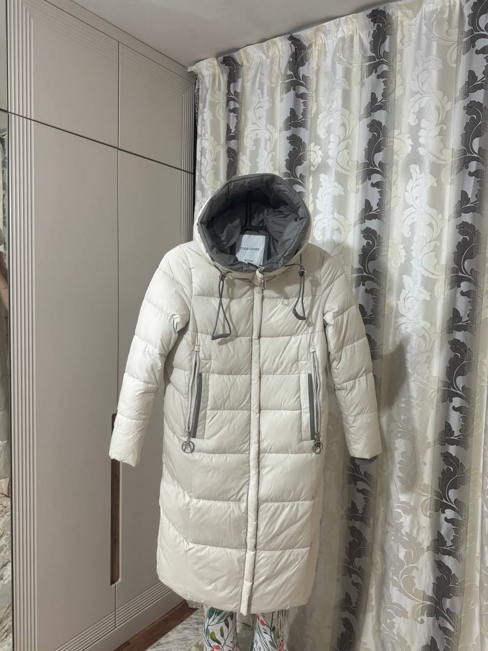 продам зимнюю куртку с капюшоном размер 42-44