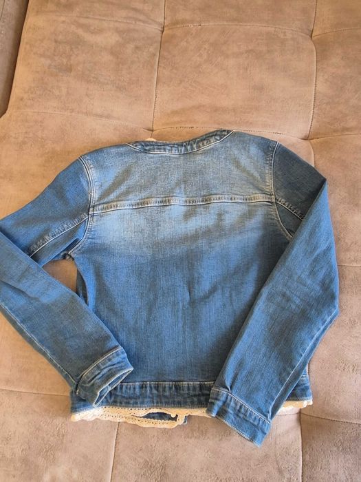 Джинсовая легкая куртка на девочку