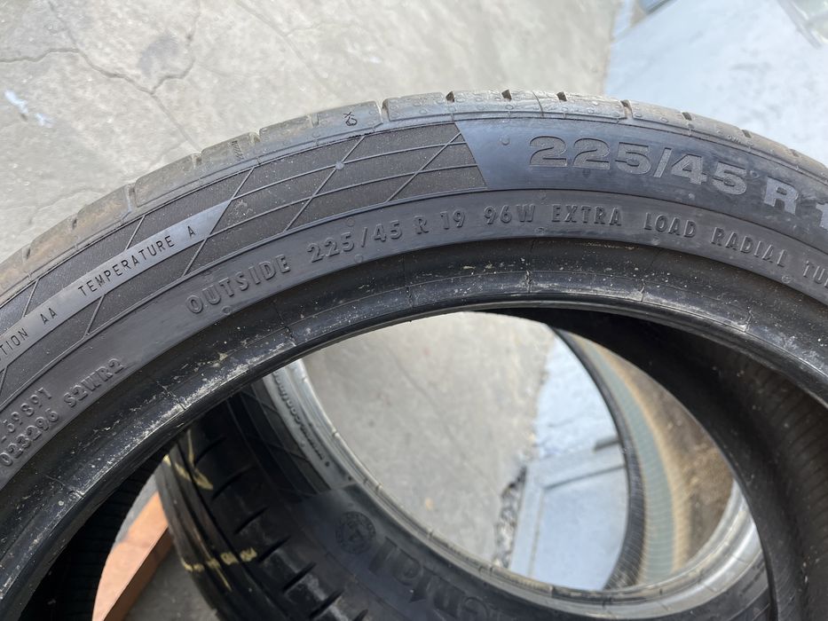 2 бр. летни гуми 225/45/19 Continental DOT 3817 4,5 mm