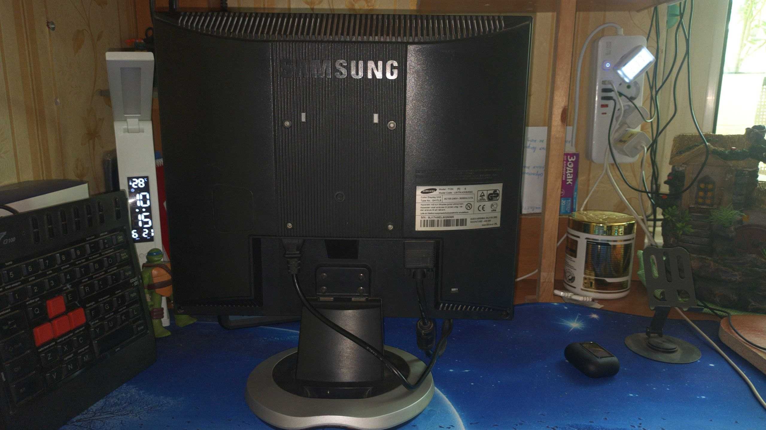 Samsung  17* квадрат.