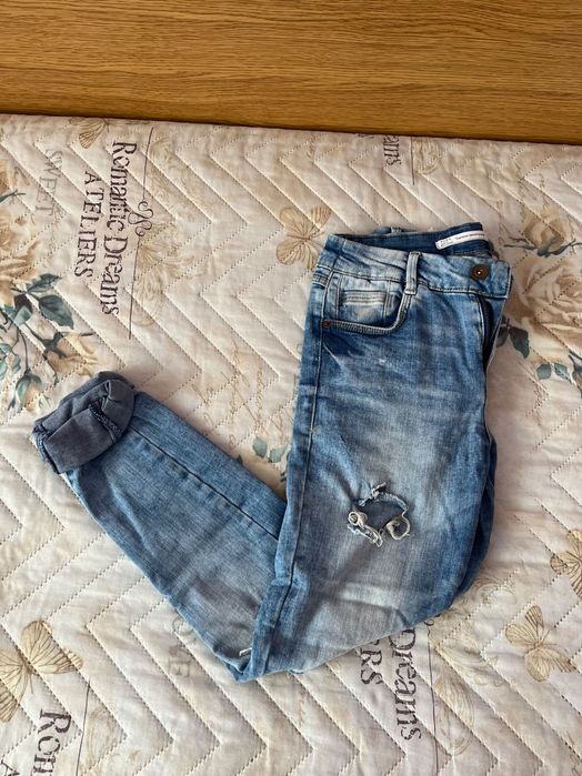 Дънки с накъсани мотиви Zara