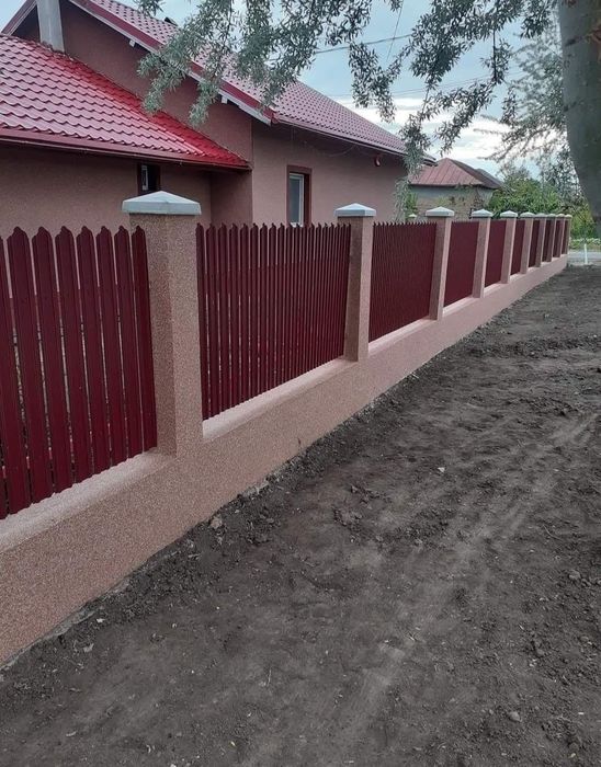 Gard și porți din sipca metalică, plasă de fier forjat și bur. Potrivi
