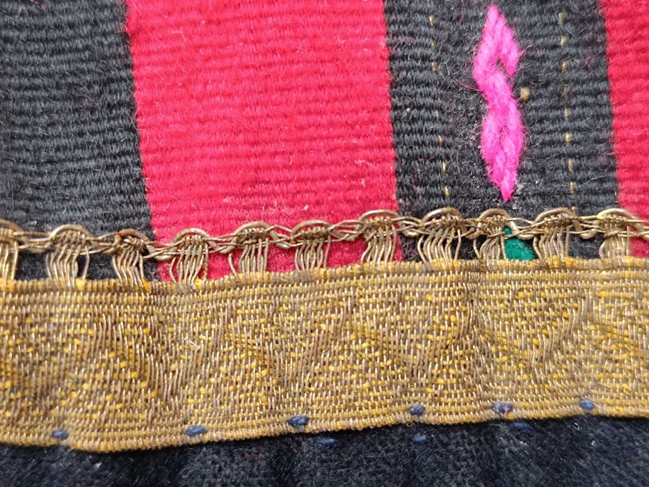 Продавам автентичен женски бръчник с украса от сърма и мъниста