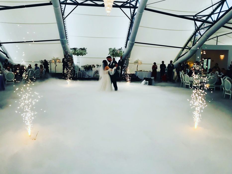 Artificii si fum greu la dansul mirilor