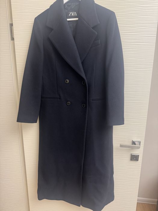 Тъмносиньо вълнено палто от Zara