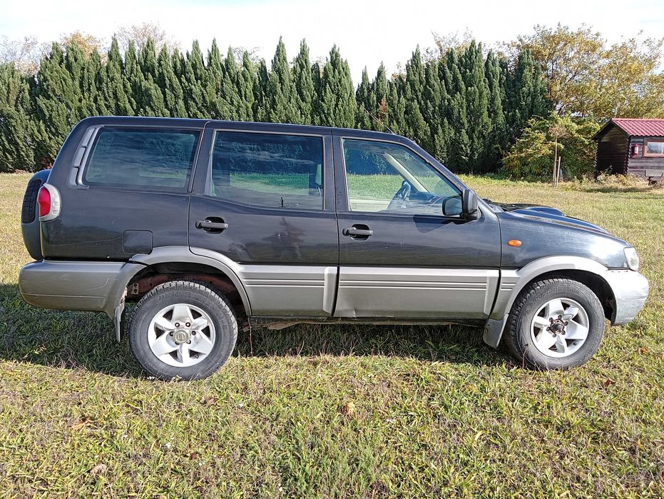 Societate agricolă vinde Nissan Terrano 2