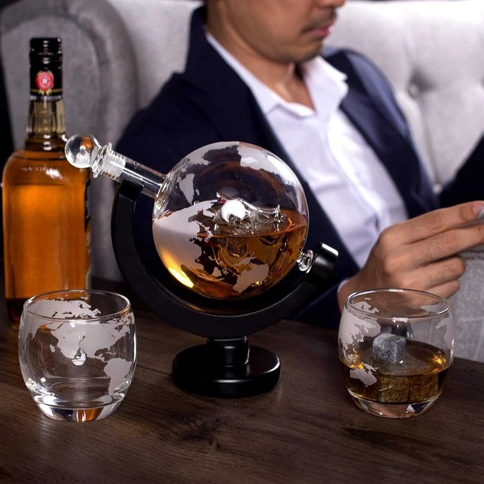 Set Premium Decantor Glob 850ml cu 2 Pahare Baza din Lemn si Accesorii