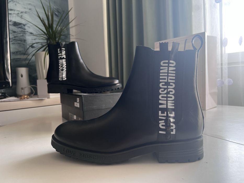 Ghete Moschino, din piele