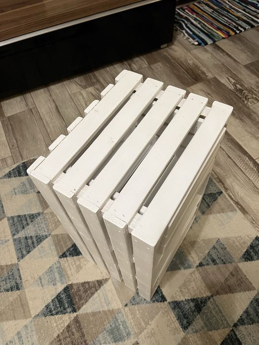 Vând rafturi din lemn versatile, finisate și vopsite manual