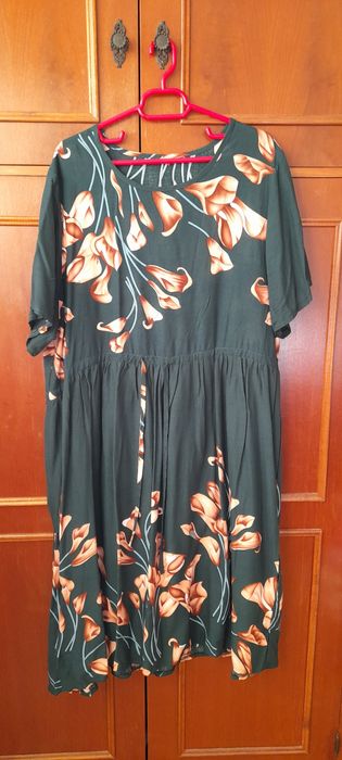 Vând două rochi doar probate  două fuste rochiile sunt mărimea L și XX