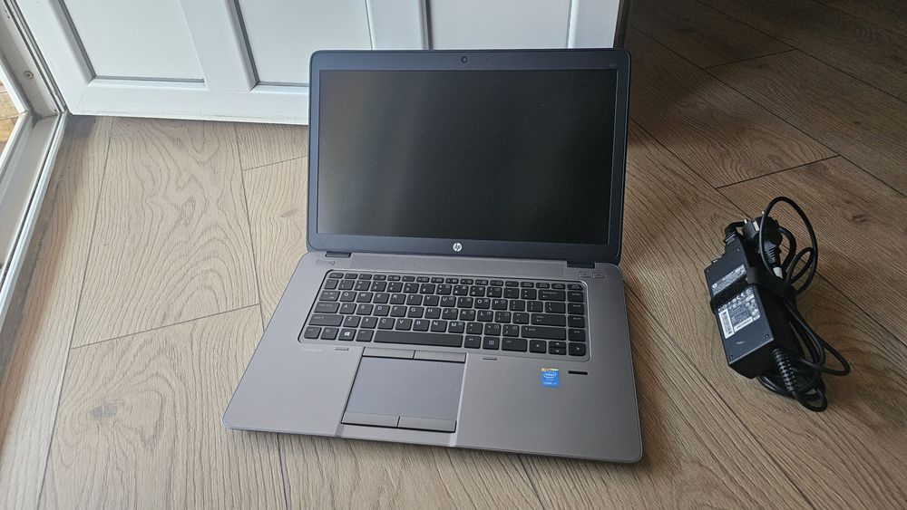 Asus Elitebook i7.  RAM 16gb,SSD 240gb, Video 2gb Nvidia. Ecran 16inch