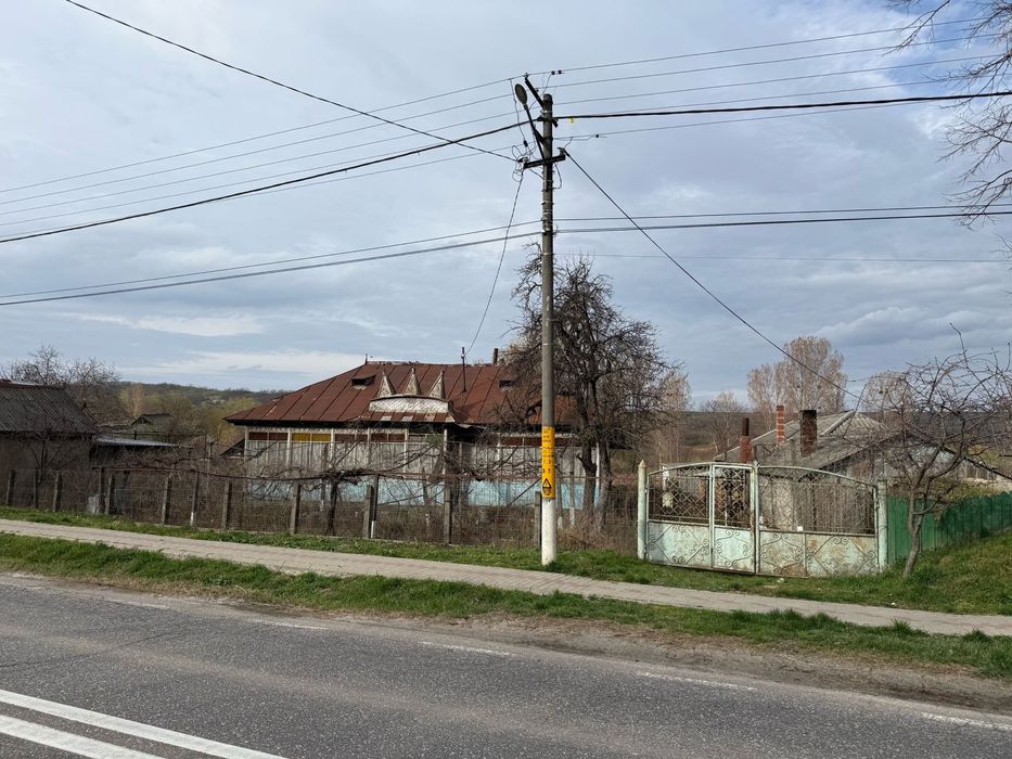 Teren intravilan + casă locuibilă (șoseaua națională DN28, Răducăneni)