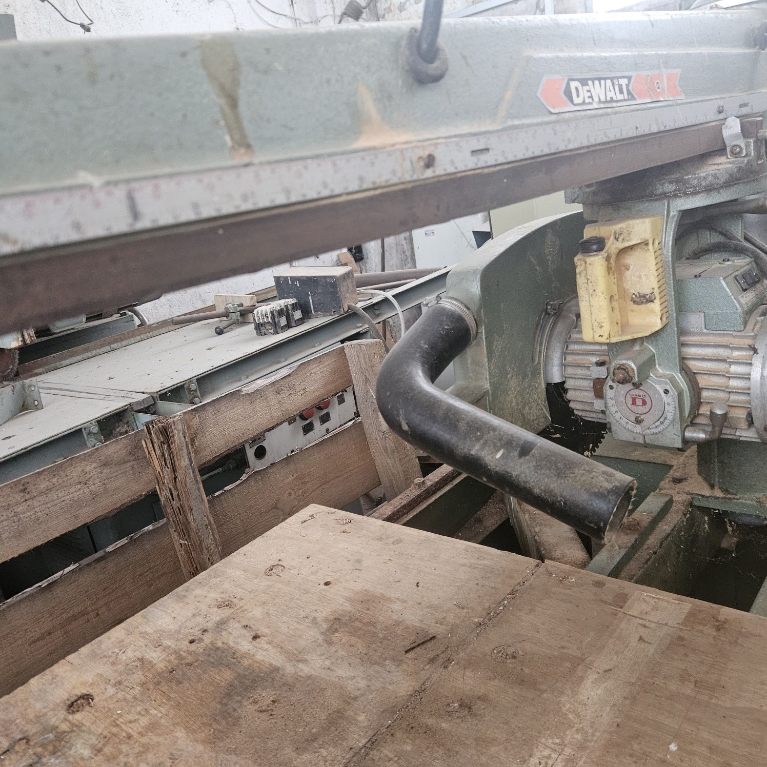 пендула тип радиал 900 мм.DEWALT