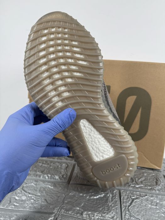 Yeezy boost  350 v2 Beluga Orange