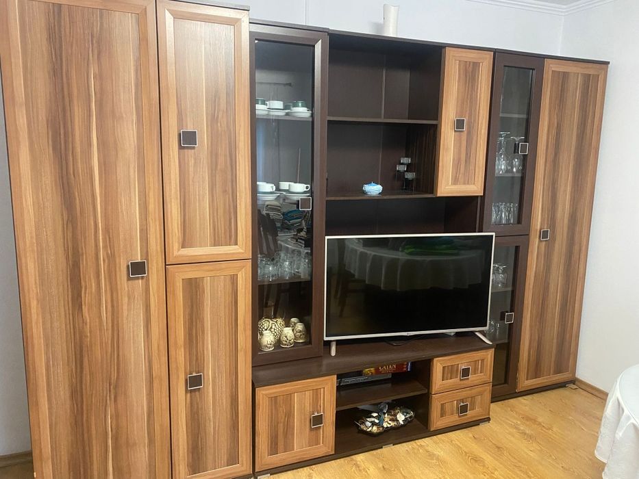 Mobilier living , culoare nuc închis