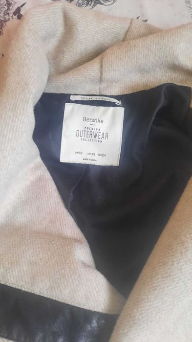 Дамско палто в бежов цвят,запазено.Носено е около 3-4 пъти.