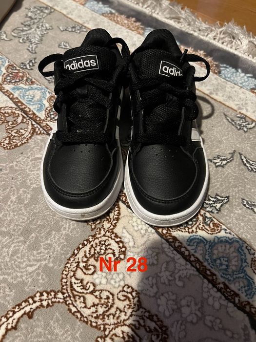 Pantofi sport noi și folosiți