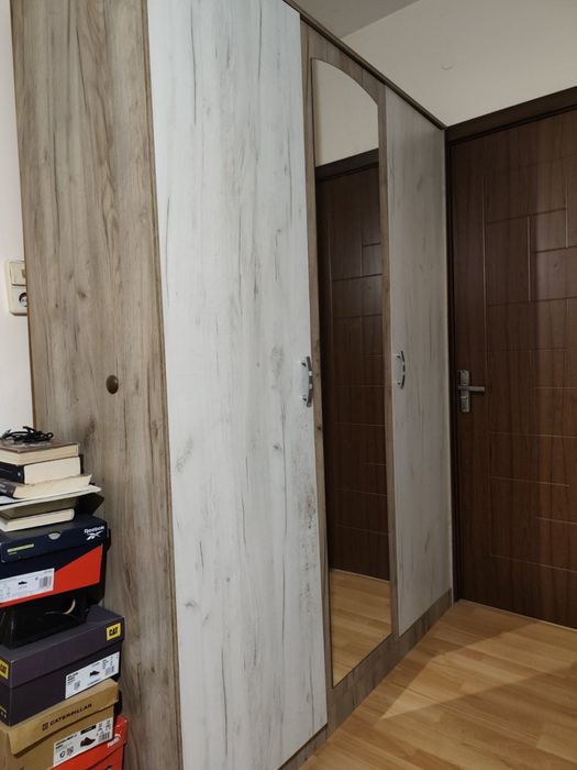 Гардероб и спалня с матрак