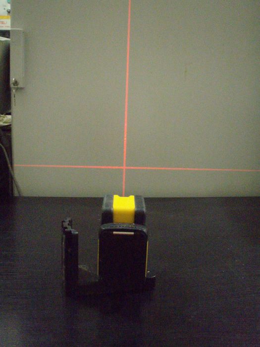 Nivela laser Dewalt DCE0822R + adaptor pentru 4 baterii AA