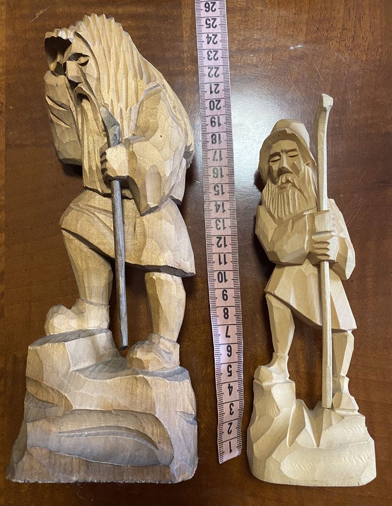 Set 2 sculpturi in lemn cu batrani, moșnegi