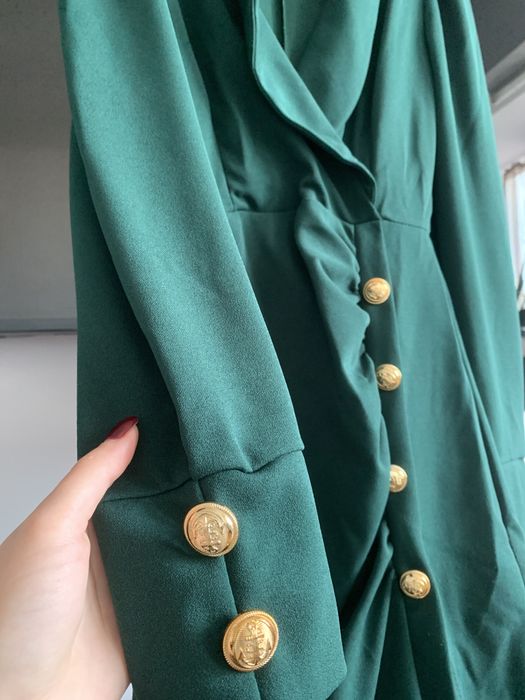 Rochie verde elegantă cu butoni aurii
