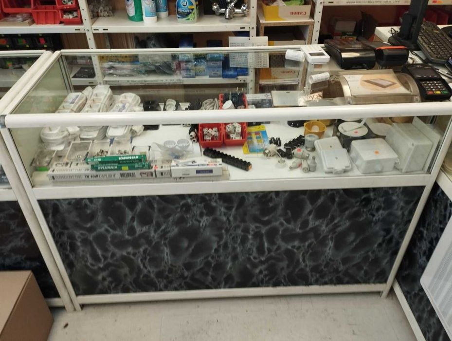 Стъклена витрина - щанд