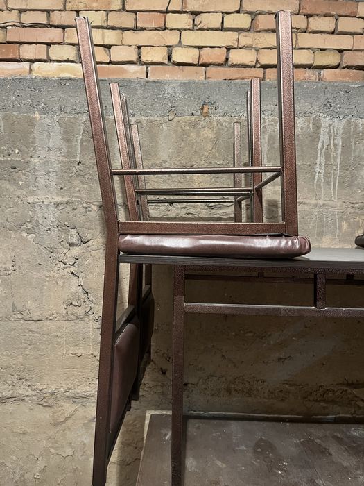 Стол с четырьмя стульями