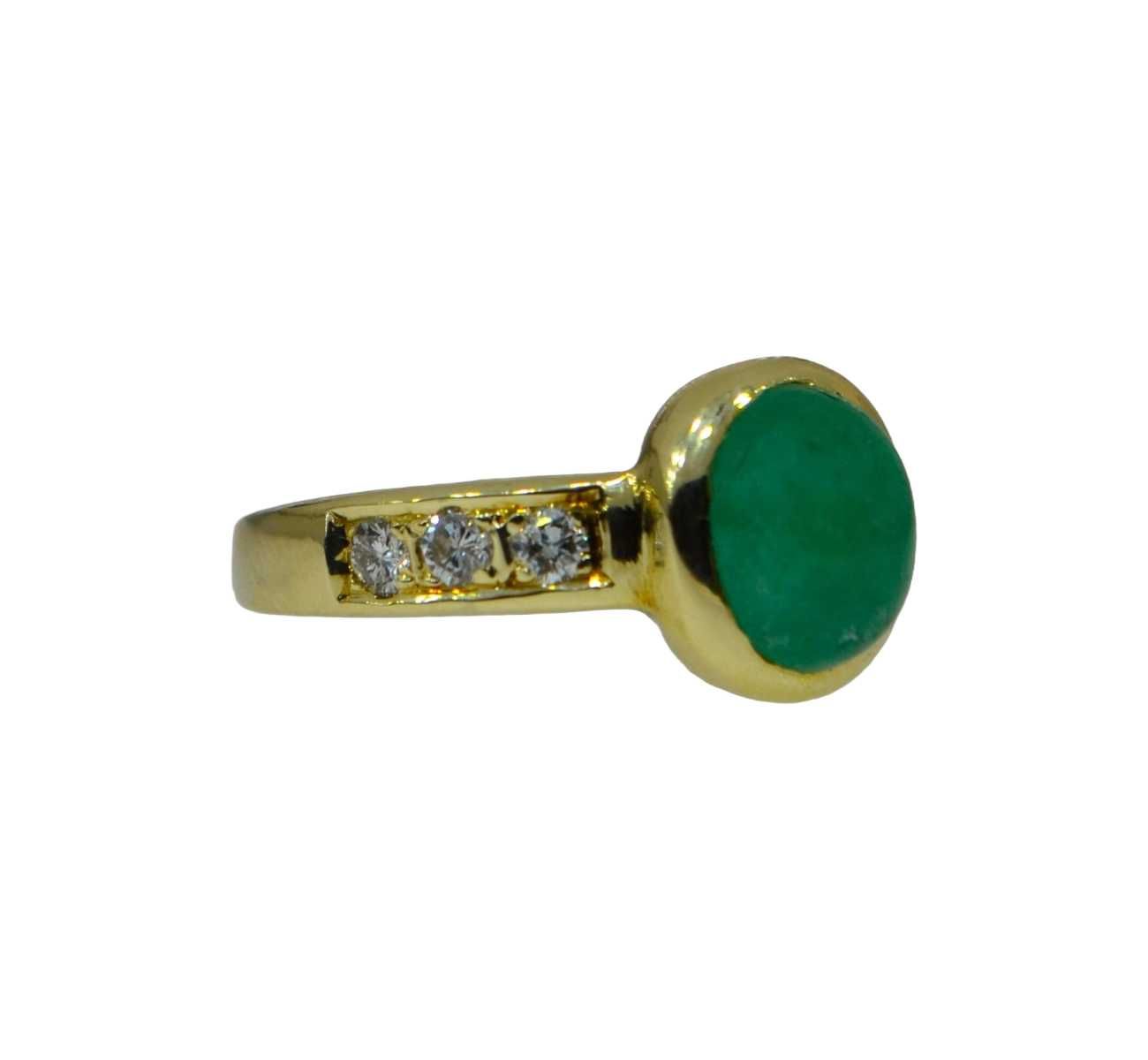 Inel din aur, decorat cu smarald caboșon și diamante
