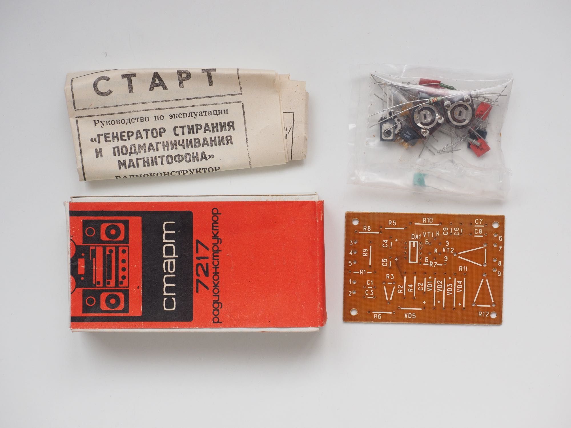 Radio sovietic Meridian 308, în cutie, URSS
