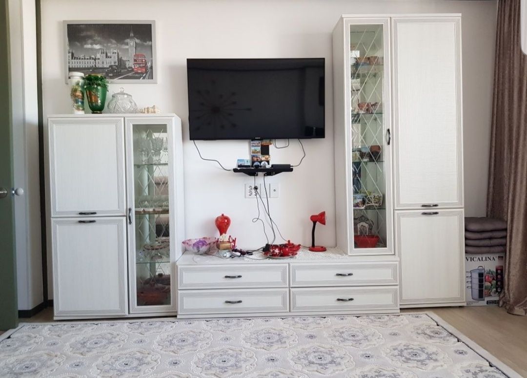 Срочно продам стенку белую