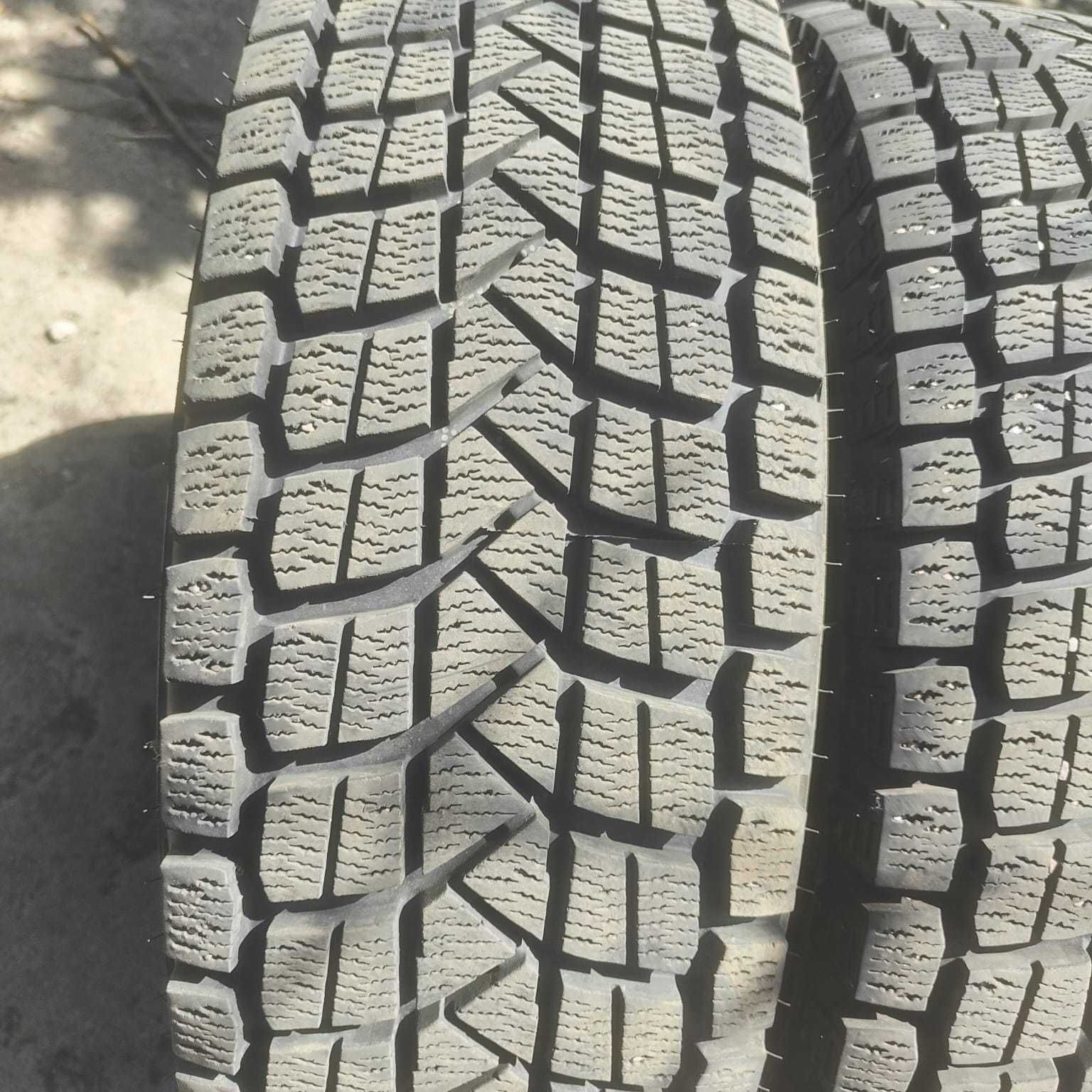 Продам БУ зимнюю резину 4 шт MAXXIS 215/70 R15. Одинаковый протектор!