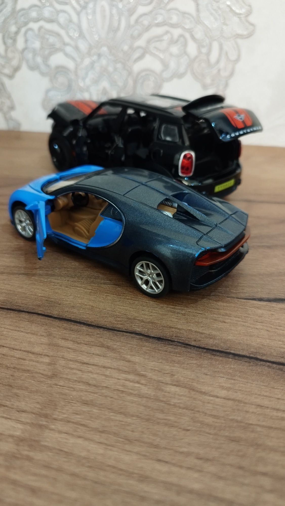 MINI Cooper sovgʻa Bugatti Chiron