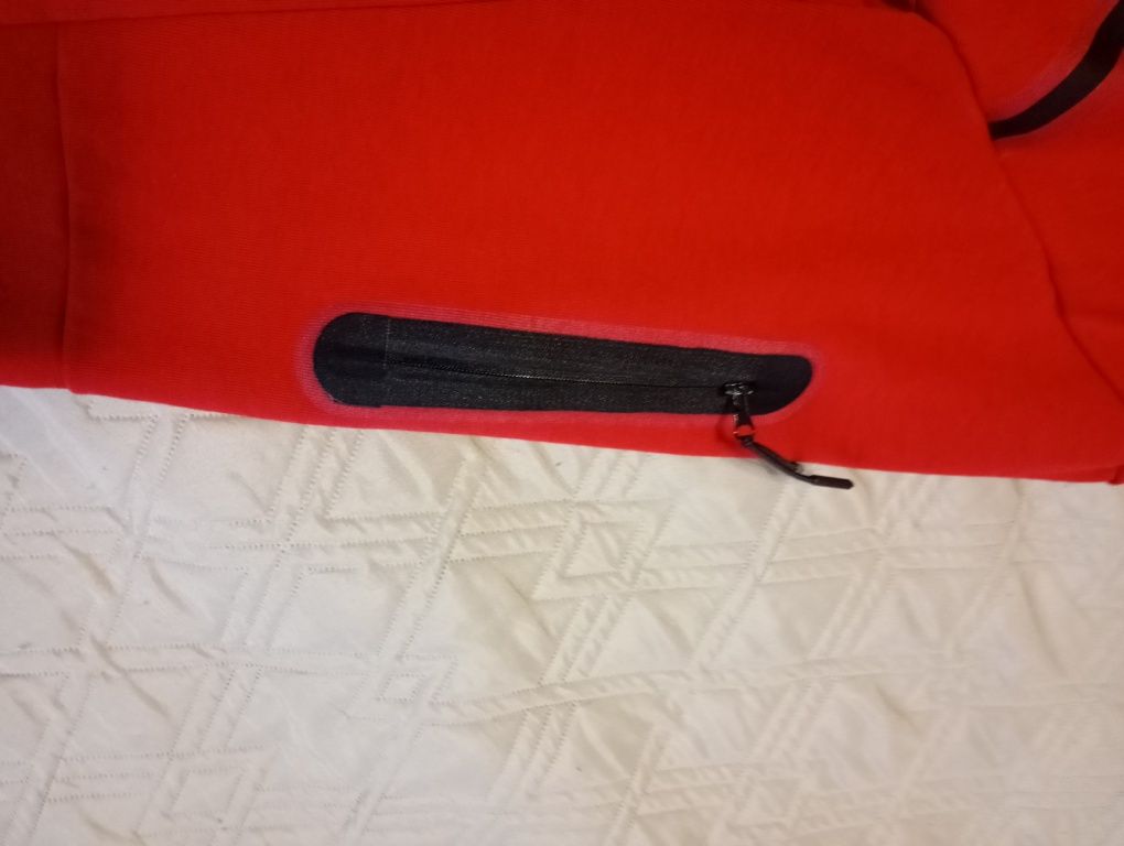 Здравейте продавам nike tech fleece  червен.